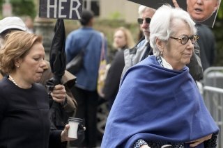 Jessica Leeds (à droite) arrive au tribunal pour témoigner contre Donald Trump.